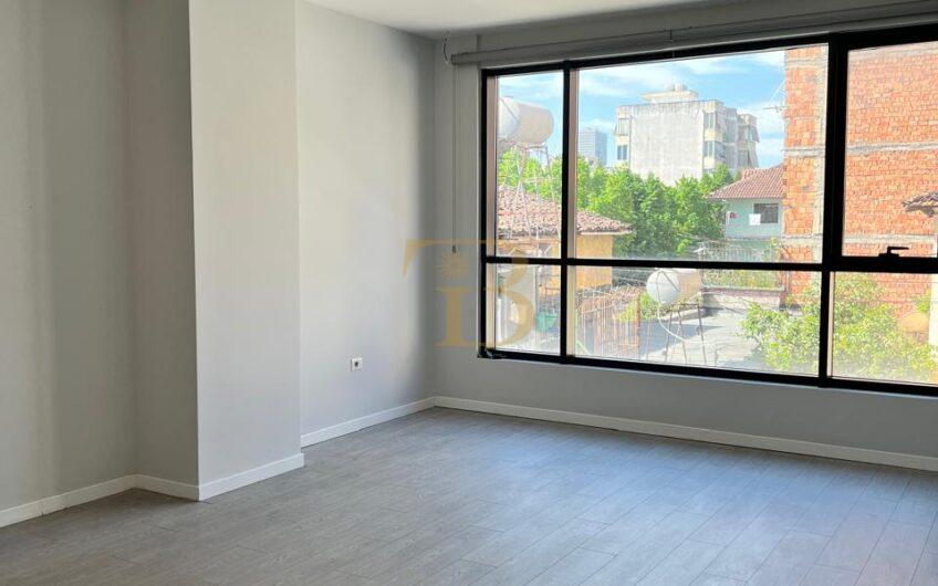 Ambjent zyrash me qera, Rruga Hoxha Tahsim