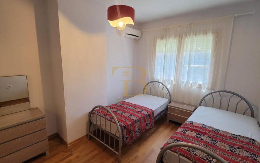 Duplex me qera, pranë Juridikut