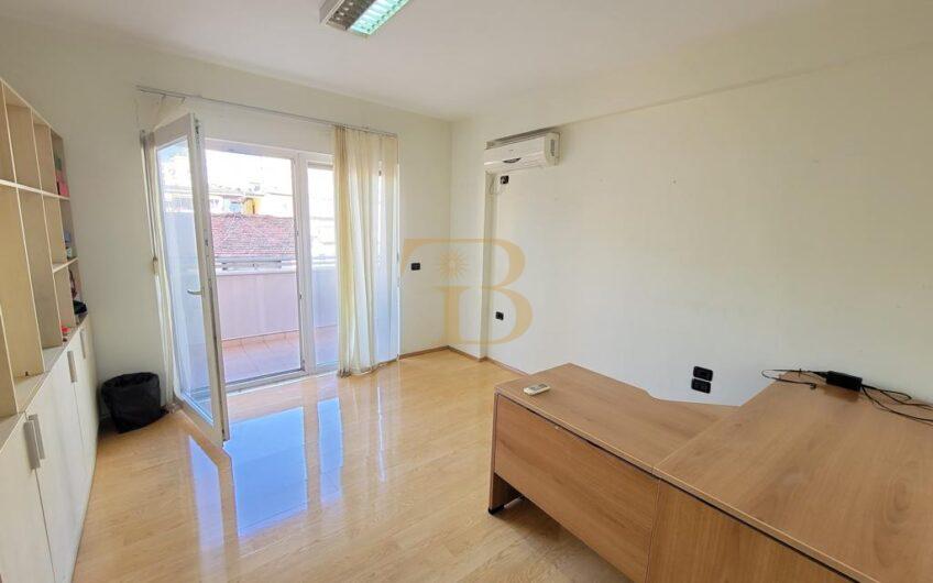 Ambjent biznesi me qera, pranë Sheshit Wilson