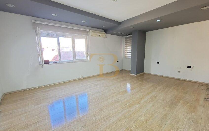 Ambjent biznesi me qera, pranë Sheshit Wilson