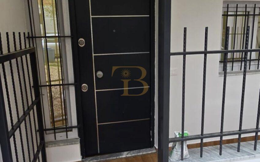 2 Gazoniere në shitje, Ish Diplomat 1