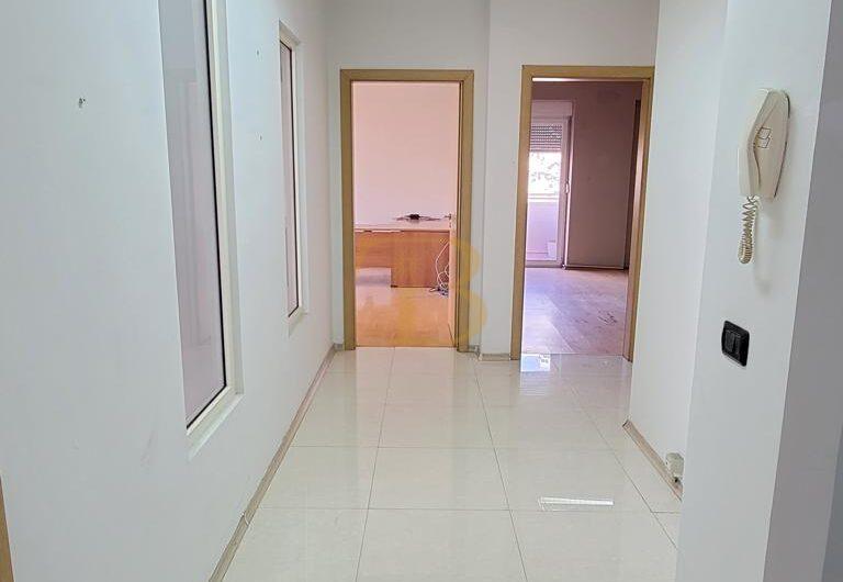 Ambjent biznesi me qera, pranë Sheshit Wilson