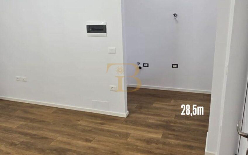 2 Gazoniere në shitje, Ish Diplomat 1