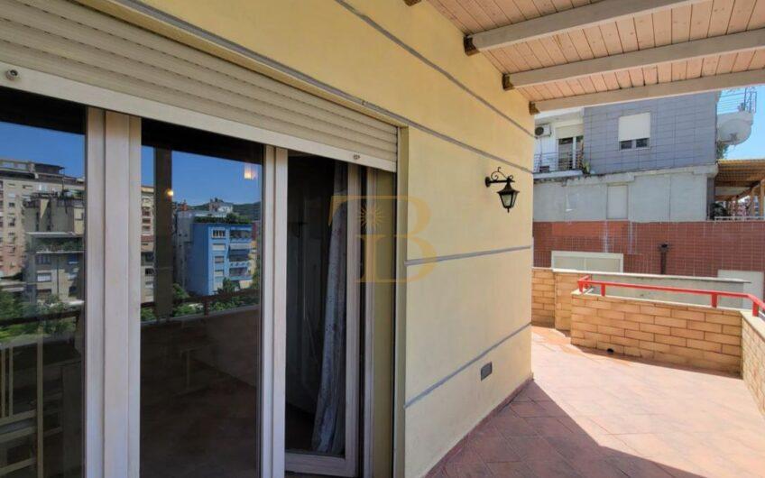 Duplex me qera, pranë Juridikut