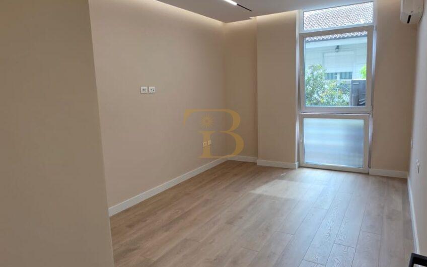 Ambjent zyrash/post parkim me qera, Stadiumi Air Albania