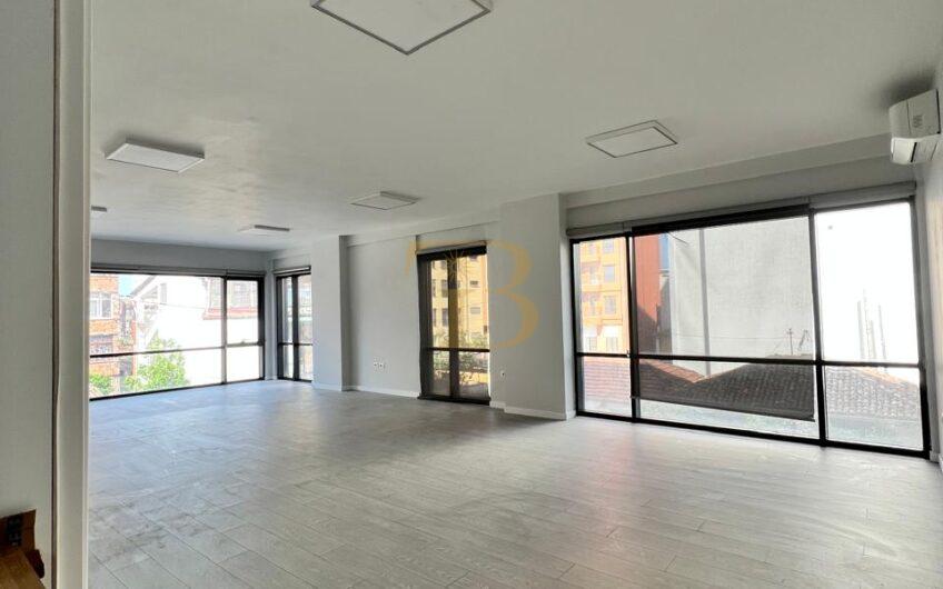 Ambjent zyrash me qera, Rruga Hoxha Tahsim