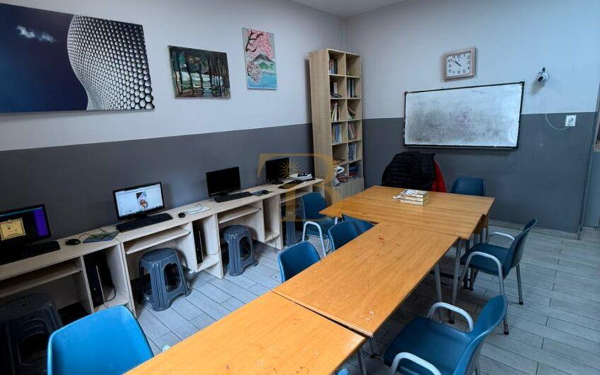 Ambient zyrash me qera, pranë Bollkut.