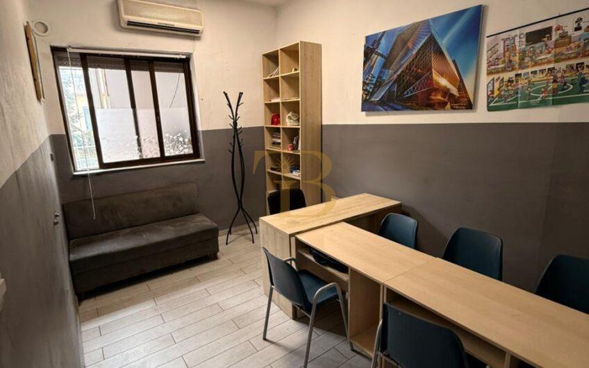 Ambient zyrash me qera, pranë Bollkut.