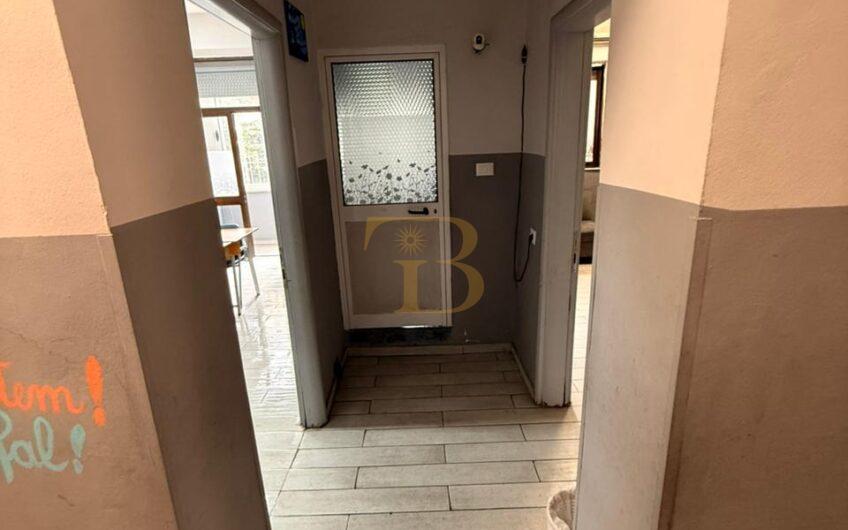 Ambient zyrash me qera, pranë Bollkut.