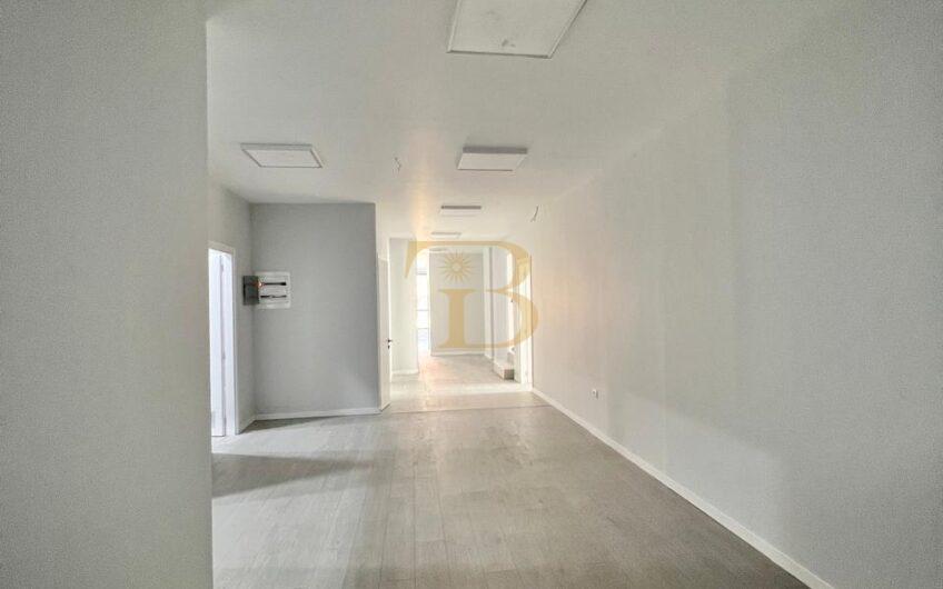 Ambjent zyrash me qera, Rruga Hoxha Tahsim