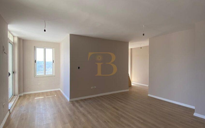 Apartament 2+1+2/ verandë në shitje, Astir