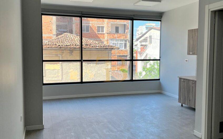 Ambjent zyrash me qera, Rruga Hoxha Tahsim