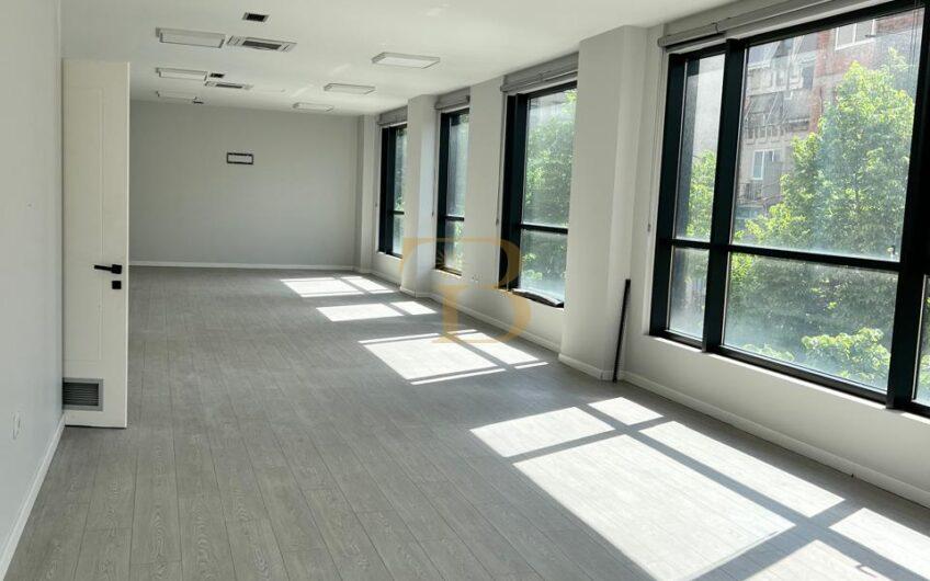 Ambjent zyrash me qera, Rruga Hoxha Tahsim