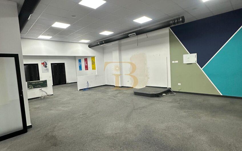 Ambjent biznesi me qera, pranë Spitalit Nënë Tereza