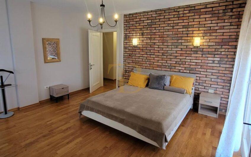 Duplex me qera, pranë Juridikut