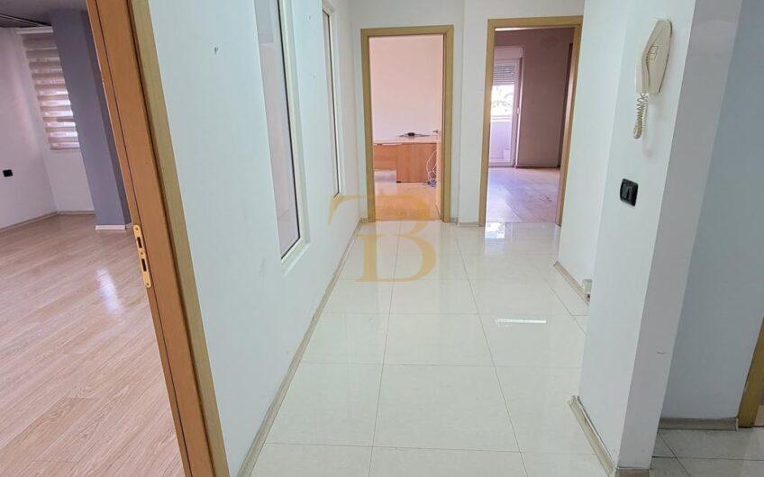 Ambjent biznesi me qera, pranë Sheshit Wilson