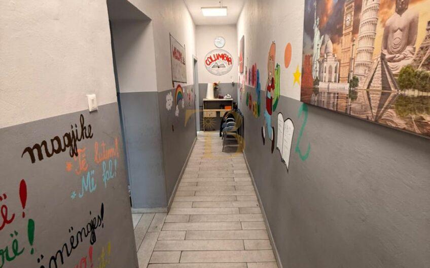 Ambient zyrash me qera, pranë Bollkut.