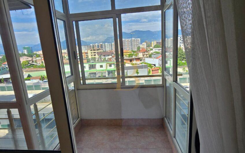 Garsionere me qera, Astir