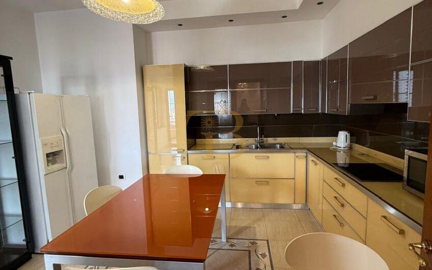 Apartament 4+1+3 me qera, Bllok