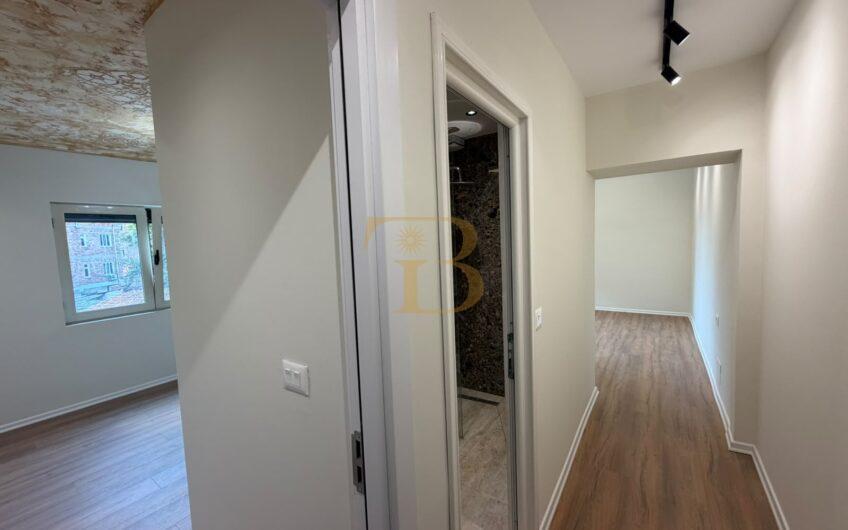 Apartament 1+1 në shitje, Harry Fultz