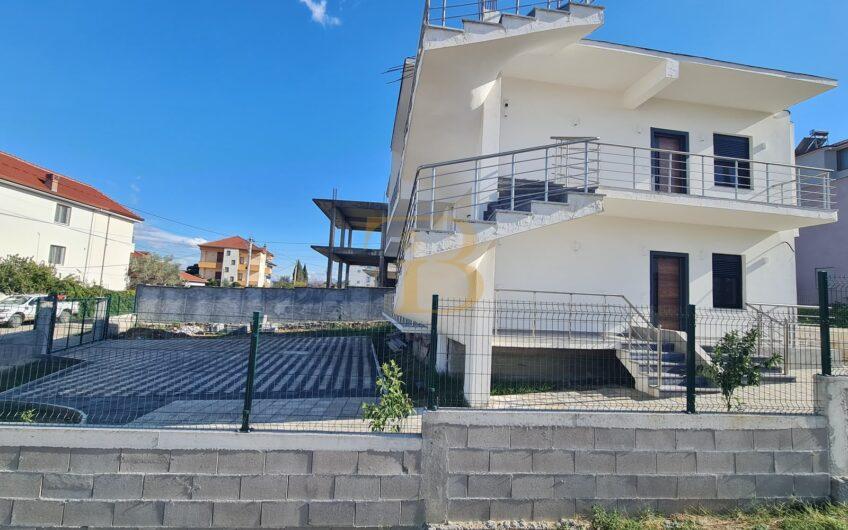 Vilë 2 katëshe në shitje, Mëzez